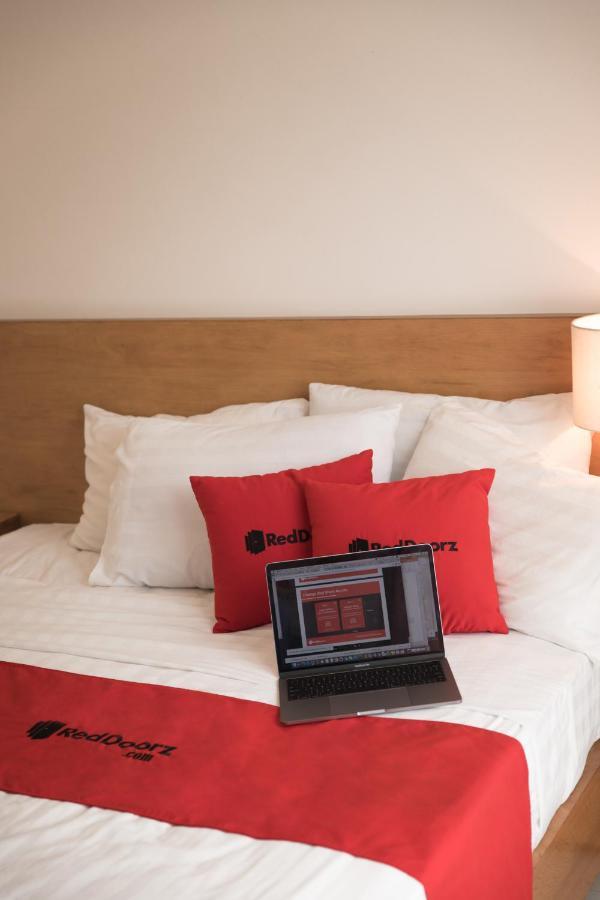 Green Hotel Near Lotte Center Ханой Екстериор снимка