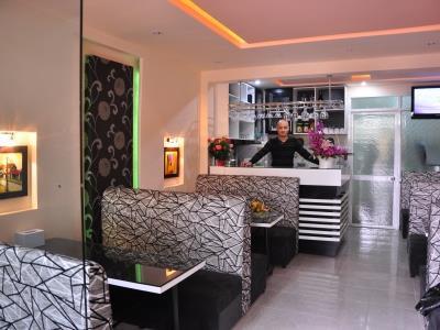 Green Hotel Near Lotte Center Ханой Екстериор снимка